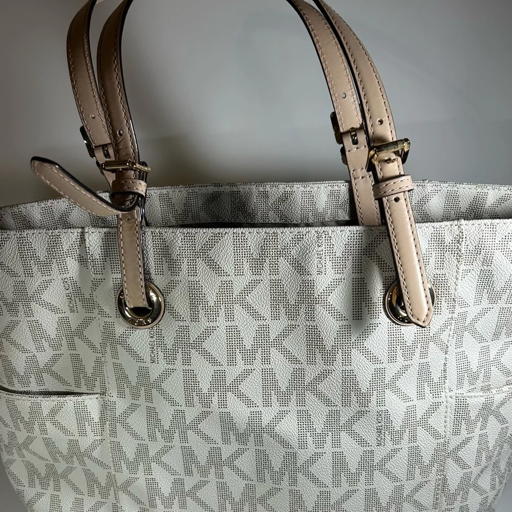 Michael Kors Jet Setter Handbag in crème and tan. - Picture 6 of 12